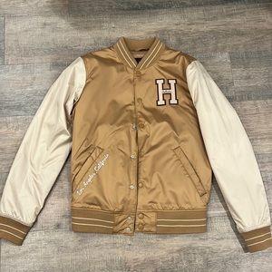 This jacket was never worn. In good condition, comfortable to wear.